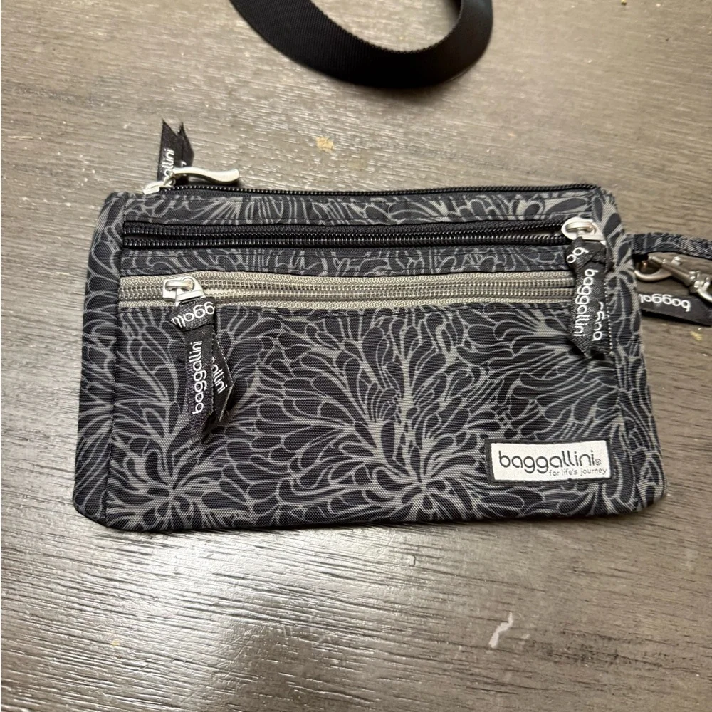 Baggallini Black and Gray Floral Crossbody Bag and Wristlet set - Picture 4 of 6
